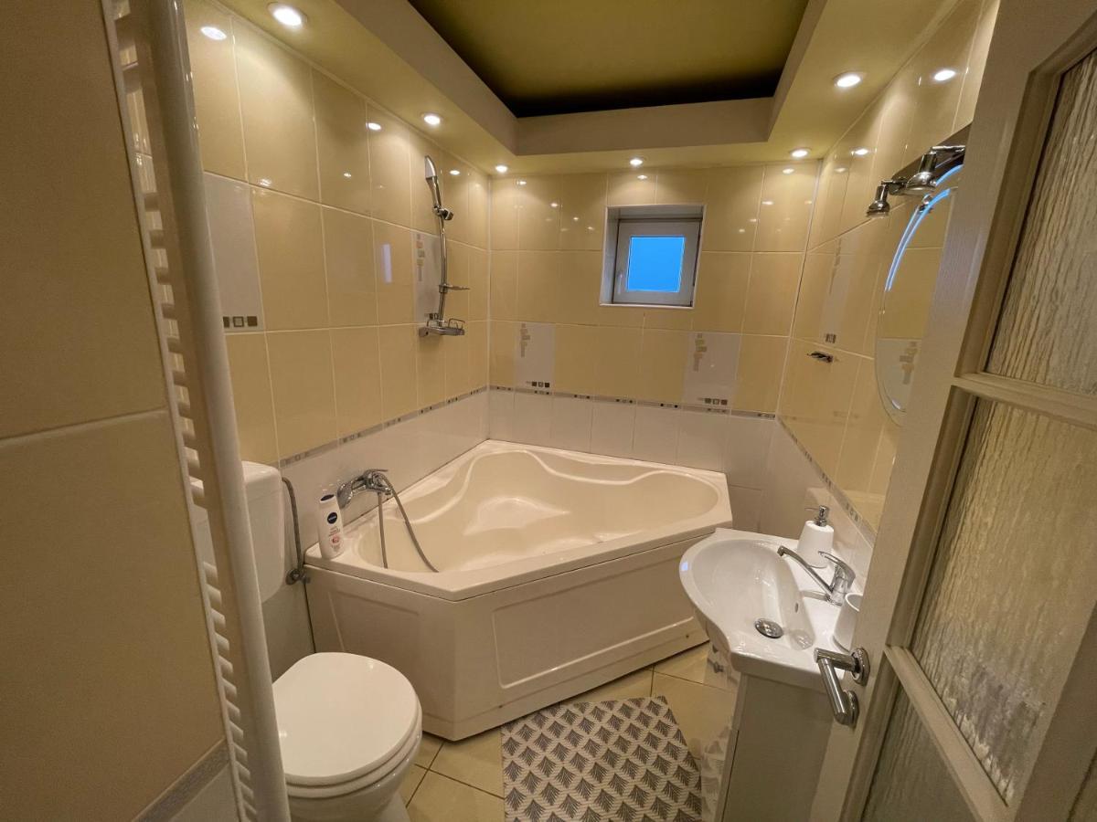 Lovely 3 Bedrooms Apartament 오라데아 외부 사진