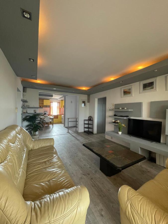 Lovely 3 Bedrooms Apartament 오라데아 외부 사진