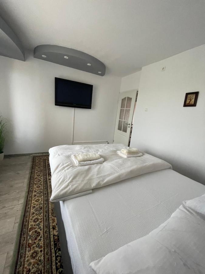 Lovely 3 Bedrooms Apartament 오라데아 외부 사진