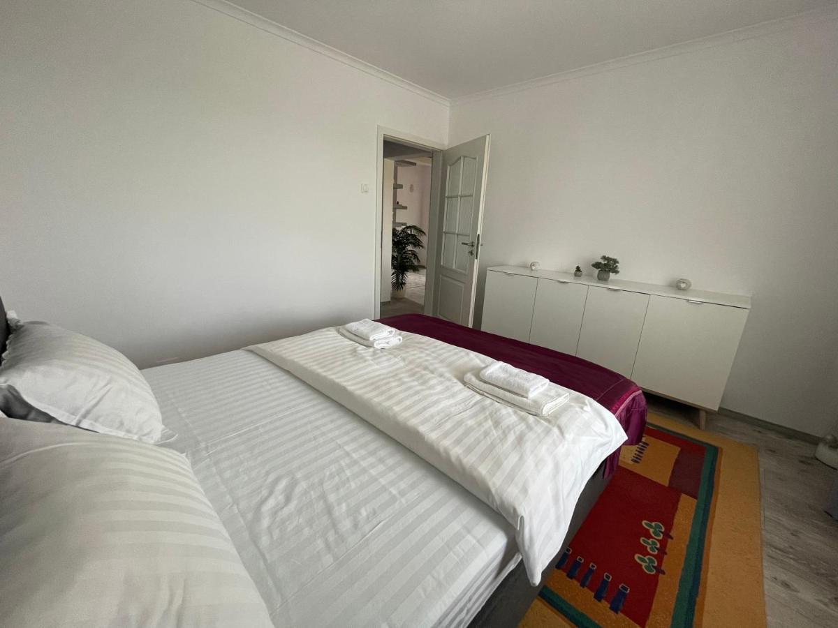 Lovely 3 Bedrooms Apartament 오라데아 외부 사진